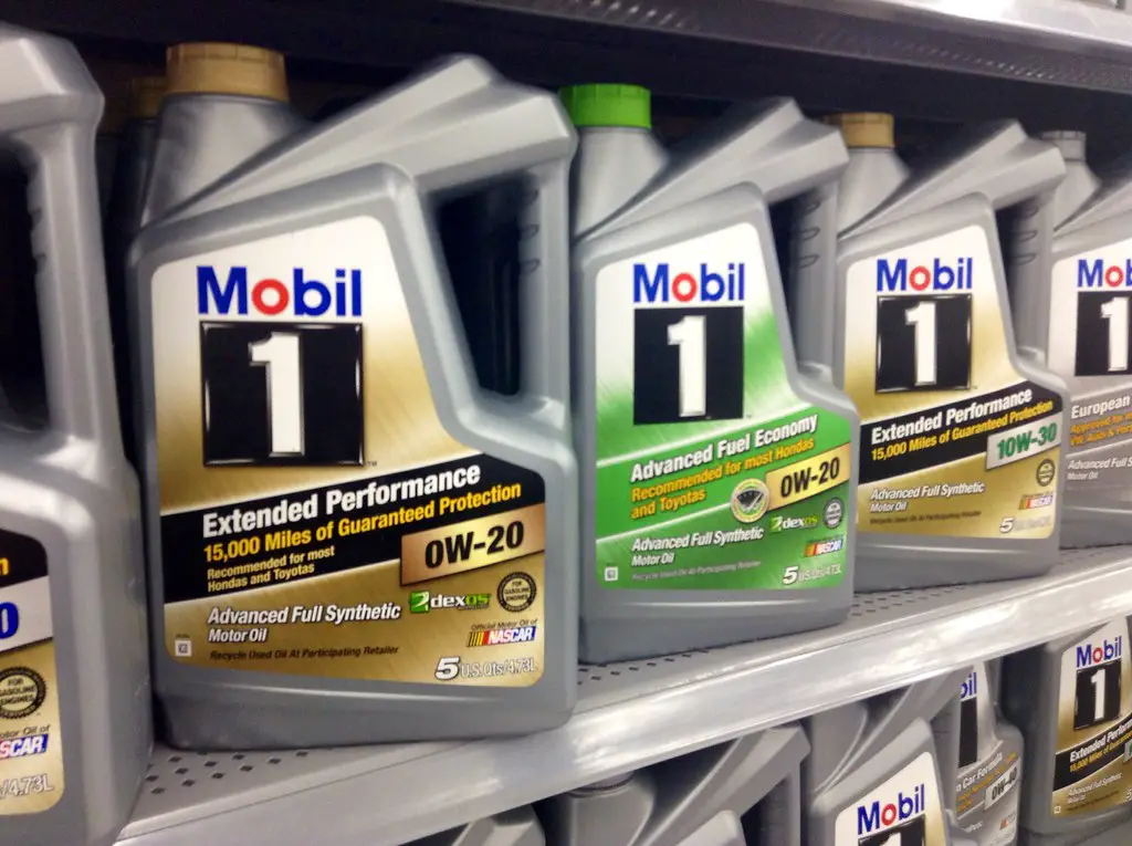 Choosing the Right Motor Oil for Your Car: 5W20 vs. 10W30